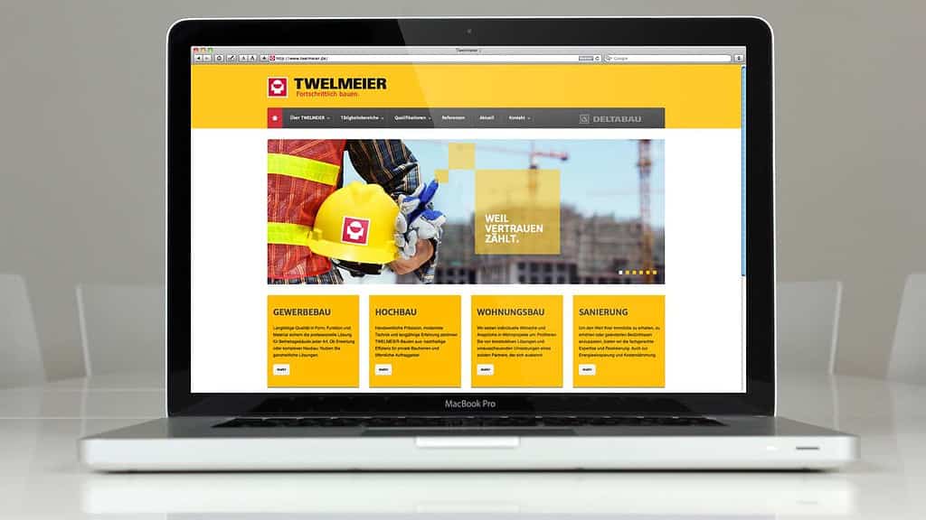 Referenz Responsive Unternehmens Website SCHIERRIEGER Website auf einem Laptop mit Bau- und Sanierungsprojekten, Fokus auf Hochbau, Wohnungsbau, Gewerbebau und Sanierung, professionelle Bauunternehmen in Deutschland.