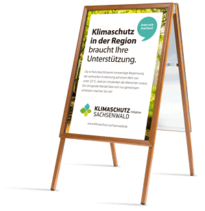 Klapp-Aufsteller mit einem Plakat der Klimaschutzinitiative Sachsenwald