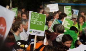 Demonstanten und Demonstrantinnen mit Schildern der Klimaschutzinitiative Sachsenwald